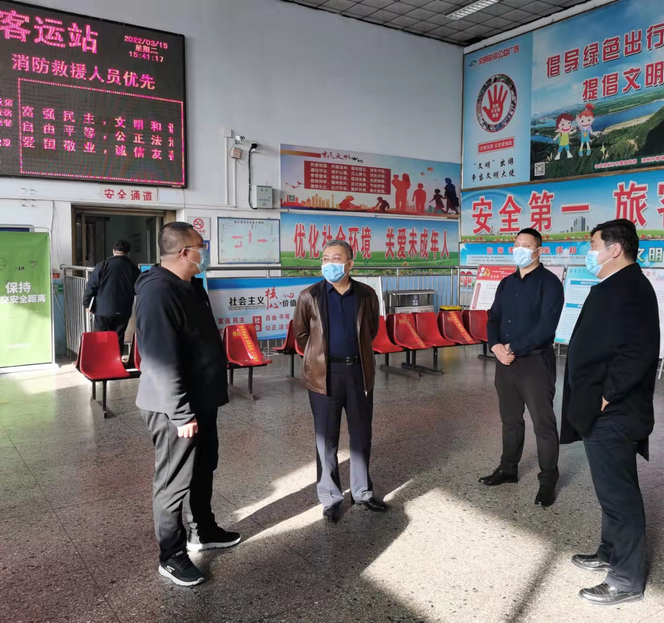 2022.3.15唐山市副市長(zhǎng)、灤州市委書(shū)記李建忠蒞臨灤州汽車客運(yùn)站檢查指導(dǎo)工作.jpg